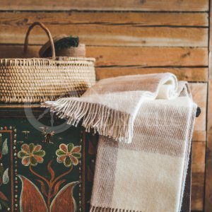 Wool blanket with fringes beige